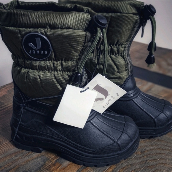 Other - ❄️NWT army green and black boots size 7